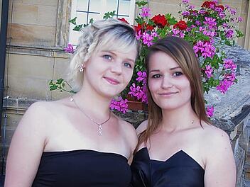 Traumnote: Theresa Harz (links) und Christina Scheuerich schafften 1,0 im Abschluss der Berufsschule .Fotos: Heike Schülein