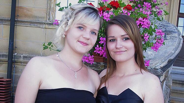 Traumnote: Theresa Harz (links) und Christina Scheuerich schafften 1,0 im Abschluss der Berufsschule .Fotos: Heike Schülein