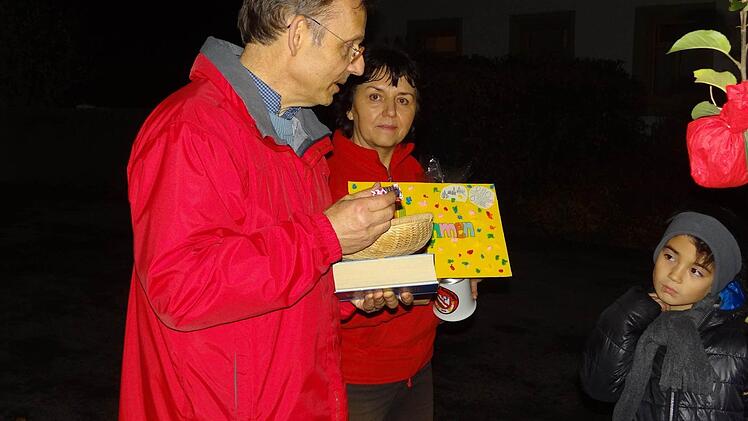 Süßigkeiten aus Ungarn, denn von dort stammt seine Frau, verschenkte Pfarrer Manfred Greinke an dem ersten Abend an seiner neuen Wirkungsstätte an die Kinder aus Fischbach.