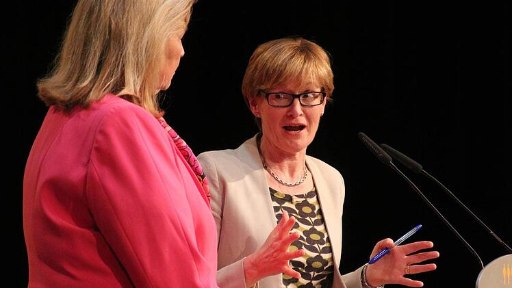 Mairead Mc Guiness, Vizepräsidentin des Europaparlaments (rechts) sprach ein Grußwort. Walburga von Lerchenfeld übersetzte.