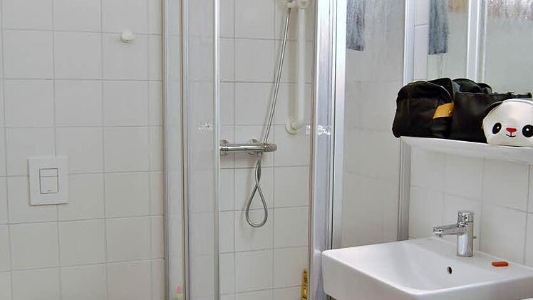 Jedes Zimmer hat jetzt seine eigene Nasszelle mit Dusche und WC. Foto: S. von Dobschütz