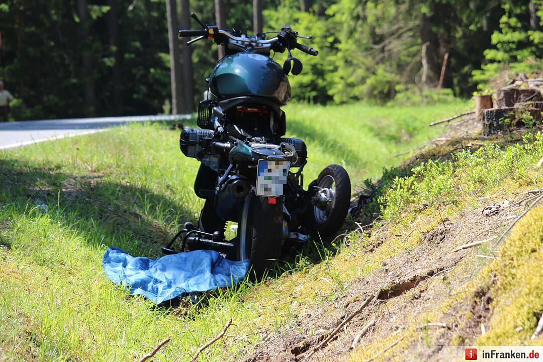 Ausfahrt mit dem Roller endet tödlich: Biker kollidieren auf Kreisstraße bei Pegnitz