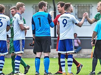 Freundliches Abklatschen: Die Spieler des TSV Knetzgau und des FC Sand vor dem Beginn des Freundschaftsspiels Fotos: Ryan Evans