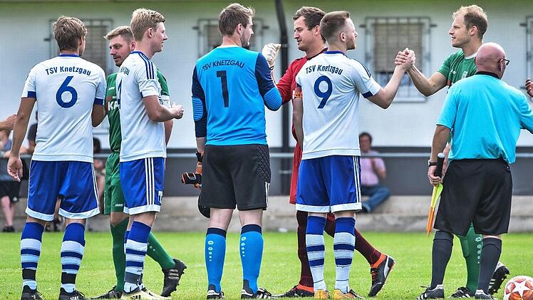 Freundliches Abklatschen: Die Spieler des TSV Knetzgau und des FC Sand vor dem Beginn des Freundschaftsspiels Fotos: Ryan Evans