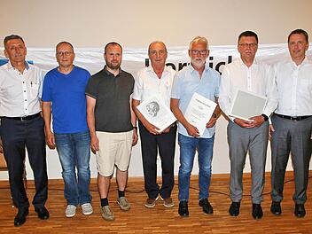 Bei der Vertreterversammlung der Raiffeisenbank Maßbach wurde gewähl: links und rechts auf dem Bild die Bankvorstände Horst Seufert und Michael Hein. Dazwischen von links nach rechts die neuen Aufsichtsräte Reinhard Dieterich und Karl Schüller, die ausgeschiedenen Aufsichtsräte Werner Häusler und Matthias Schüller sowie der Aufsichtsratsvorsitzende Franz Geus.  Foto: Dieter Britz