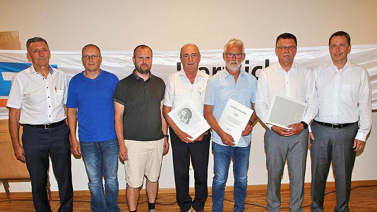 Bei der Vertreterversammlung der Raiffeisenbank Maßbach wurde gewähl: links und rechts auf dem Bild die Bankvorstände Horst Seufert und Michael Hein. Dazwischen von links nach rechts die neuen Aufsichtsräte Reinhard Dieterich und Karl Schüller, die ausgeschiedenen Aufsichtsräte Werner Häusler und Matthias Schüller sowie der Aufsichtsratsvorsitzende Franz Geus.  Foto: Dieter Britz