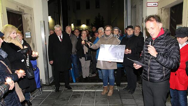Das Pr&uuml;gelhaus in der Ketschengasse, war einer der Stationen des Gedenkweges. Matthias Eckardt (rechts) vom Deutschen Gewerkschaftsbund erinnerte an die Gr&auml;ueltaten.Desombre