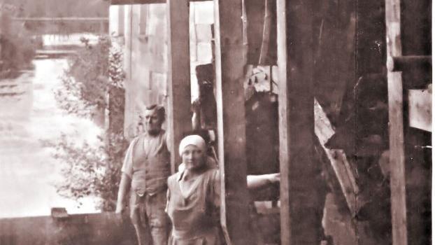 Der Mainleuser Müllermeister Schramm und seine Frau Rosa in den 1920-Jahren vor dem unterschlächtigen Mühlrad.