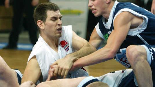 Mit 39 Jahren der älteste Spieler der ProB: Rouven Roessler (r,, gegen Chris Ensminger 2003) Foto: Archiv