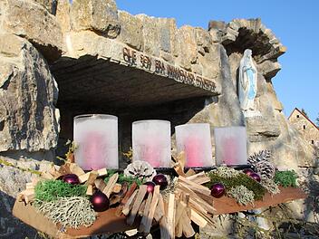 Adventsgesteck vor der Lourdesgrotte: Hier finden in der Advents- und Weihnachtszeit coronakonforme Gottesdienste statt.  Foto: Andreas Dorsch
