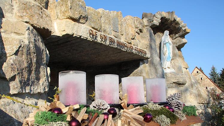 Adventsgesteck vor der Lourdesgrotte: Hier finden in der Advents- und Weihnachtszeit coronakonforme Gottesdienste statt.  Foto: Andreas Dorsch