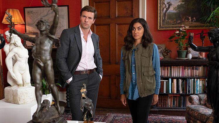 Das Haus des Ermordeten wirkt auf Inspector Thomas Lynley (Leo Suter) und Sergeant Barbara Havers (Sofia Barclay) mit all den antiken Statuen wie eine Glyptothek.