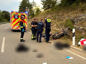 B22 bei Hollfeld: Junge Frau bei Motorradunfall schwer verletzt