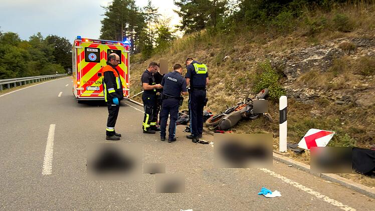 B22 bei Hollfeld: Junge Frau bei Motorradunfall schwer verletzt