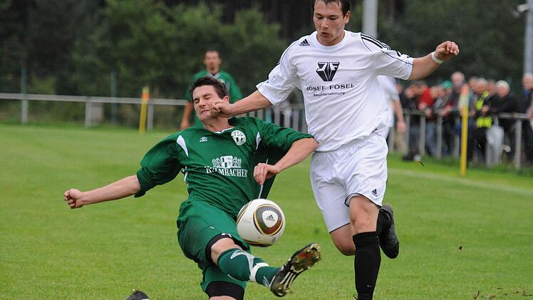 Mit Frank Zapf (links) hat der TSV Neudrossenfeld seine eh schon sattelfeste Defensive - die beste der Landesliga Nordost - weiter verstärkt. Zapf kehrt vom Regionalligisten VfL Frohnlach zurück.   Foto: Peter Mularczyk