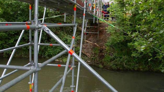 Über die Itz wurde vom THW mal eben eine Brücke gebaut.