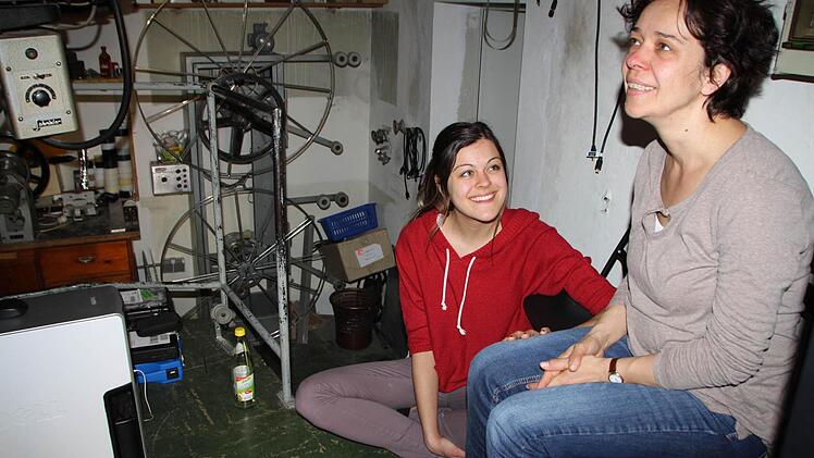 Carola Berner-Löhmer hat den Projektor im Blick. Während der SchulKinoWochen hilft Tochter Anne mit.