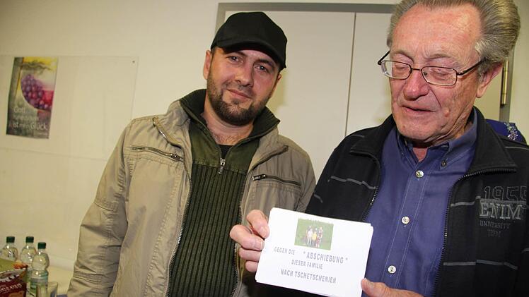 Konrad Mündel aus Kulmbach hat Flyer gegen die Abschiebung der Familie nach Tschetschenien gedruckt. Foto: Sonja Adam