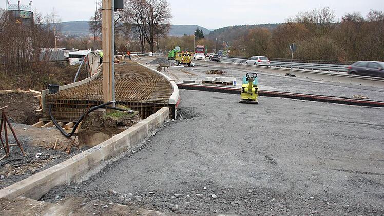 Der Brückenkopf der Bahnbrücke wird am Montag betoniert. Foto: Friedwald Schedel