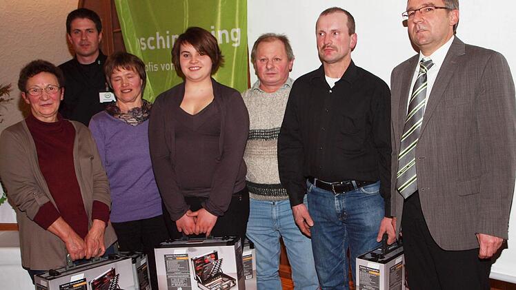 Der Maschinenring-Vorsitzende Frank Menzner (rechts) und der Geschäftsführer Jürgen Heymann (Zweiter von links) zeichneten Betriebshelfer für viele geleistete Betriebsstunden aus. Foto: Alfred Thieret