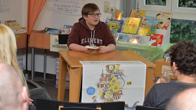 Das Plakat des Vorlesewettbewerbs hing am Tisch. Foto: Ronald Rinklef