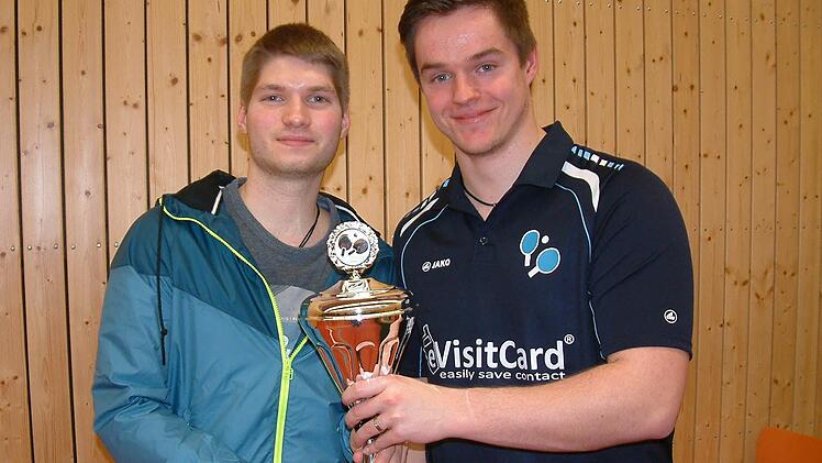 Der SV-DJK Eggolsheim verteidigte bei den Bezirksliga-Teams seinen Titel. Das Bild zeigt Marcel Herbert und Coach Florian Derra. Der Dritte im Bunde, Ales Brandtl, war bei der Siegerehrung bereits abgereist.