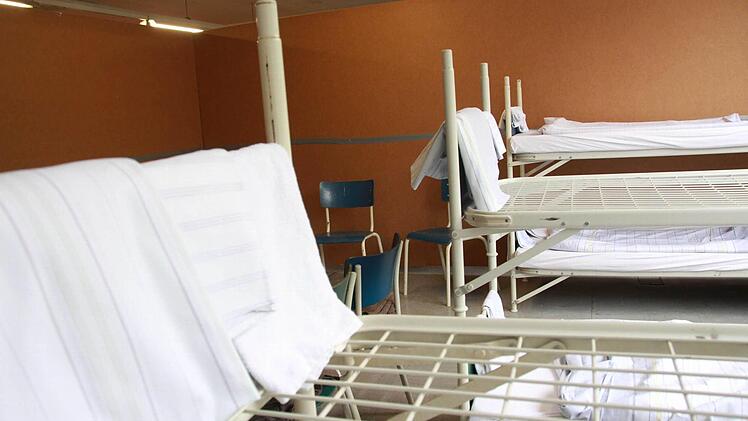 Am Montag kommen die ersten 100 Flüchtlinge in Bad Kissingen an - kurzfristig. Bis dahin haben Handwerker und Helfer damit zu tun, die Notunterkunft in der ehemaligen Fabrik einzurichten. Foto: Carmen Schmitt