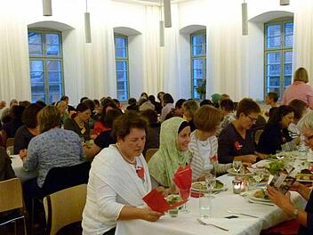 Frauen aus aller Herren Länder hatten ihre Freude an der festlich gedeckten "Frauentafel" im Stephanshof. Foto: Marion Krüger-Hundrup