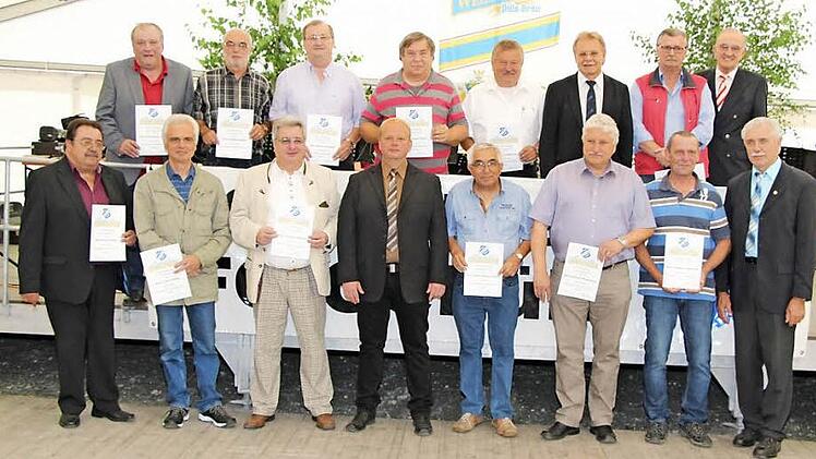 Diese Mitglieder wurden für 40 und 50 Jahre Vereinszugehörigkeit ausgezeichnet.