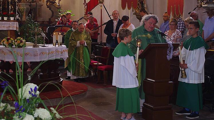 Pater Waldemar Brysch (vorne) sowie (hinten von links) Pater G&uuml;nther Kames und Generalvikar Georg Kestel zelebrierten den Fest-Gottesdienst am Sonntagvormittag. Foto: Heike Sch&uuml;lein