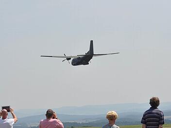 Zuschauer einer Flugvorführung auf der Brandensteinsebene. Coburger Unternehmer und Politiker fordern einen neuen Verkehrslandeplatz für die Region. Genehmigen muss diesen das Luftamt Nordbayern. Foto: CT-Archiv