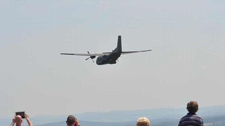 Zuschauer einer Flugvorführung auf der Brandensteinsebene. Coburger Unternehmer und Politiker fordern einen neuen Verkehrslandeplatz für die Region. Genehmigen muss diesen das Luftamt Nordbayern. Foto: CT-Archiv