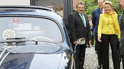 Bei der Ausstellungseröffnung im Juni: Bernhard Schwab, Jürgen Thumann, Maria-Elisabeth Schaeffler, German Hacker (verdeckt) und Altbürgermeister Hans Lang (v. l.) schwelgten beim Anblick eines alten VW Käfers in Erinnerungen. Foto: Barbara Herbst