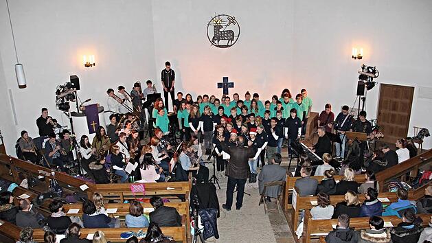 Das Orchester der Dr.-Ernst-Schmidt-Realschule Ebern mit Musiklehrer Bernd Schmidt am Taktstock, er&ouml;ffnete den vorweihnachtlichen Musikabend in der Christuskirche in Ebern. Foto: Helmut Will