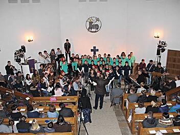 Das Orchester der Dr.-Ernst-Schmidt-Realschule Ebern mit Musiklehrer Bernd Schmidt am Taktstock, eröffnete den vorweihnachtlichen Musikabend in der Christuskirche in Ebern. Foto: Helmut Will