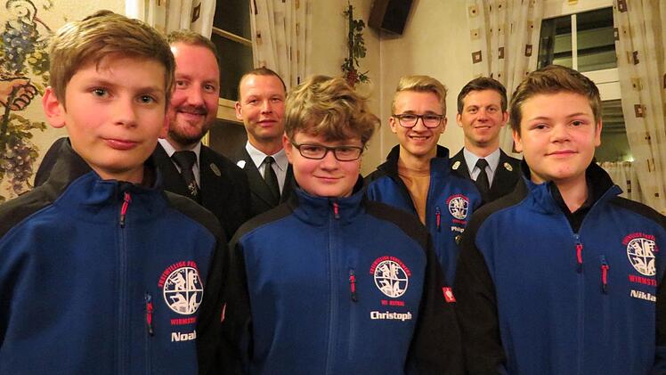 Die Jugend in der Feuerwehr Wirmsthal (von links) Noah Schnabl, Vorsitzender Matthias Büttner, Kommandant Edgar Röder, Christoph Büttner, Philipp Rost, KBM Dominik Billmann, Niklas Sammeth. Foto: Doris Bauer