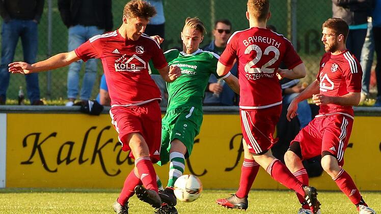 Szene vom Bezirksliga-Spitzenspiel SV Friesen - BSC Saas Bayreuth. Foto: Heinrich Weiß