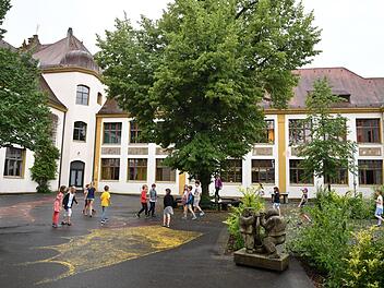 Einen Schulgarten gibt es an der Luitpoldschule nicht. Nur der Pausenhof steht Kindern bislang zum Austoben zur Verfügung.  Fotos: Ronald Rinklef
