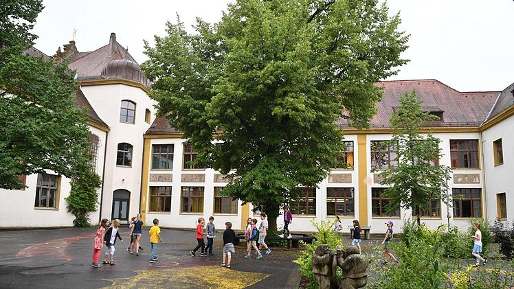 Einen Schulgarten gibt es an der Luitpoldschule nicht. Nur der Pausenhof steht Kindern bislang zum Austoben zur Verfügung.  Fotos: Ronald Rinklef