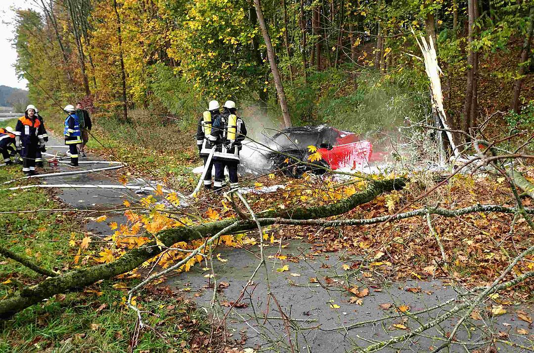 Unfall bei Neundorf - Corvette kommt von Straße ab