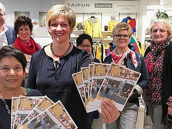 Die beiden Stadtf&uuml;hrerinnen Ottilie Sachs (links) und Monika Beck pr&auml;sentieren die neuen Brosch&uuml;ren. Zusammen mit B&uuml;rgermeister German Hacker und Teilnehmern des Einzelhandels wird auf eine rege Teilnahme gehofft.  Foto: Michael Busch
