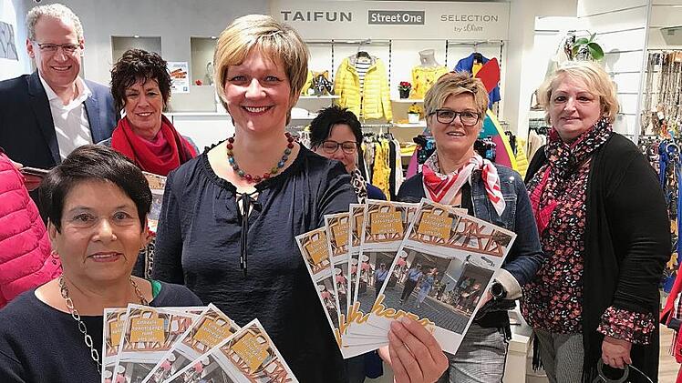 Die beiden Stadtführerinnen Ottilie Sachs (links) und Monika Beck präsentieren die neuen Broschüren. Zusammen mit Bürgermeister German Hacker und Teilnehmern des Einzelhandels wird auf eine rege Teilnahme gehofft.  Foto: Michael Busch