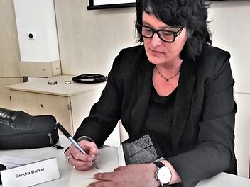 Autorin Sandra Brökel beim Signieren ihres Buches "Das hungrige Krokodil" . Foto: Sigismund von Dobschütz