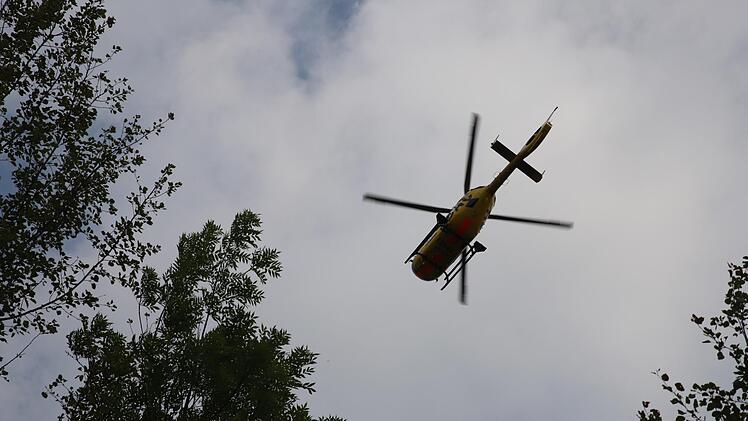 Schwerer Arbeitsunfall in der Fr&auml;nkischen Schweiz: Ein Mann wurde unter hunderten Kilo Holz begraben und musste ins Klinikum geflogen werden. Symbolbild. NEWS5 / Fechner