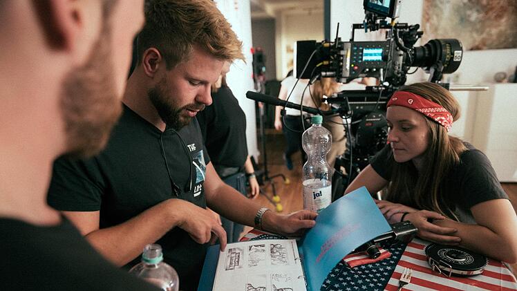 Mario Klaus und Lorenz Wetscher gehen das Storyboard durch. Foto: Daniel Tkatsch
