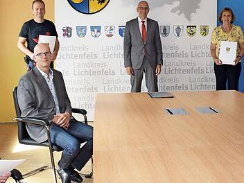 Seit 40 Jahren ist Rainer Zimmer (vorne links), Leiter des Sachgebiets "Umweltzentrum", im Amt, seit 25 Jahren ist Thomas Dietz (Dritter von links) Hausmeister der Realschule Bad Staffelstein. Mehr als 30 Jahre war Margit Lämmlein im Kreisbauhof tätig. Zum Jubiläum gratulierten Personalchef Dieter Kratzert (rechts) und Personalratsvorsitzender Heiko Stedler (Zweiter von links).  Foto: Landratsamt Lichtenfels/Heidi Bauer