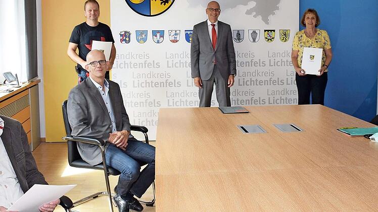 Seit 40 Jahren ist Rainer Zimmer (vorne links), Leiter des Sachgebiets "Umweltzentrum", im Amt, seit 25 Jahren ist Thomas Dietz (Dritter von links) Hausmeister der Realschule Bad Staffelstein. Mehr als 30 Jahre war Margit Lämmlein im Kreisbauhof tätig. Zum Jubiläum gratulierten Personalchef Dieter Kratzert (rechts) und Personalratsvorsitzender Heiko Stedler (Zweiter von links).  Foto: Landratsamt Lichtenfels/Heidi Bauer