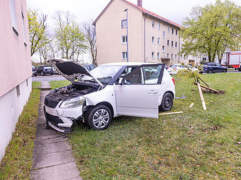 Auto f&auml;hrt Stromverteilerkasten um und kracht gegen Hauswand