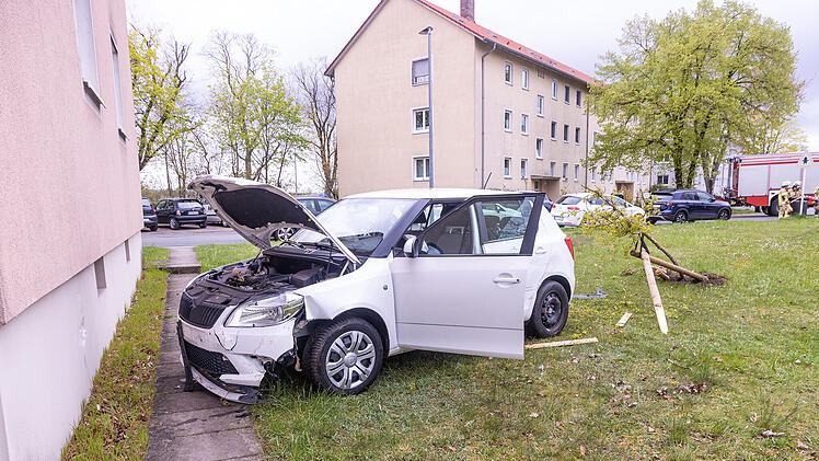 Auto f&auml;hrt Stromverteilerkasten um und kracht gegen Hauswand