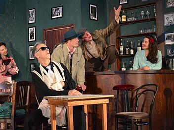 Aus der Komödie "Cyrano in Chicago": In der Bar von Ray ist Cyrus, Rabauke und Journalist, Stammgast.